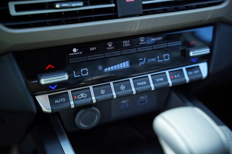 Mitsubishi Xforce 2026 ra mắt, giá từ 605 triệu đồng, thêm bản Luxury