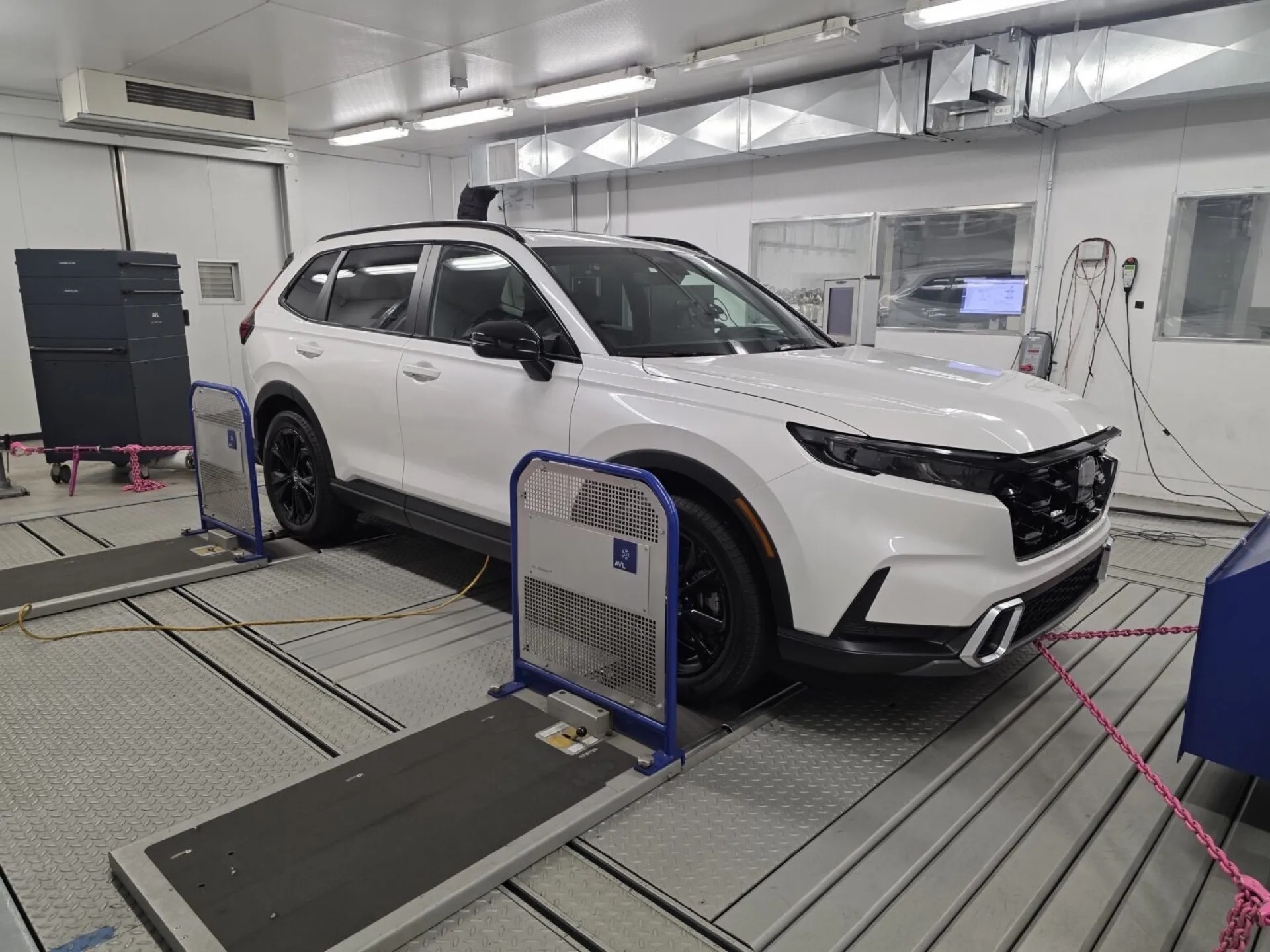 Hình ảnh xe điện và xe hybrid trong phòng nghiên cứu thử nghiệm của AAA