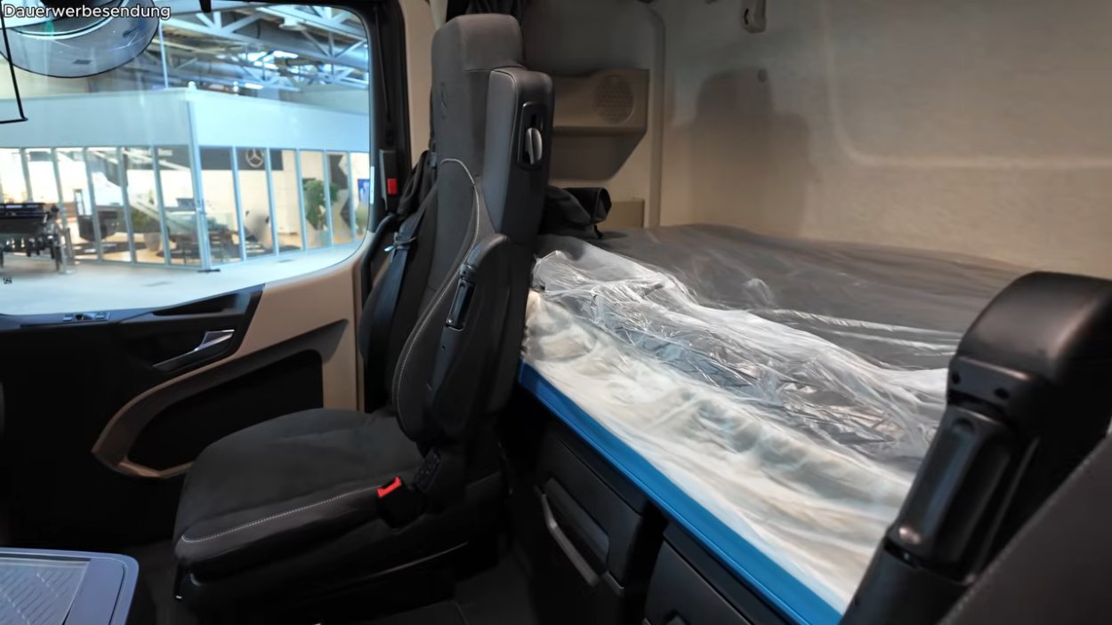 Youtuber dự định lái xe tải điện Mercedes-Benz đi vòng quanh thế giới trong 80 lần sạc