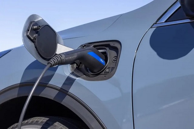 Xe hybrid có sạc điện không? Các dòng xe xăng lai điện tại Việt Nam ngày càng đa dạng