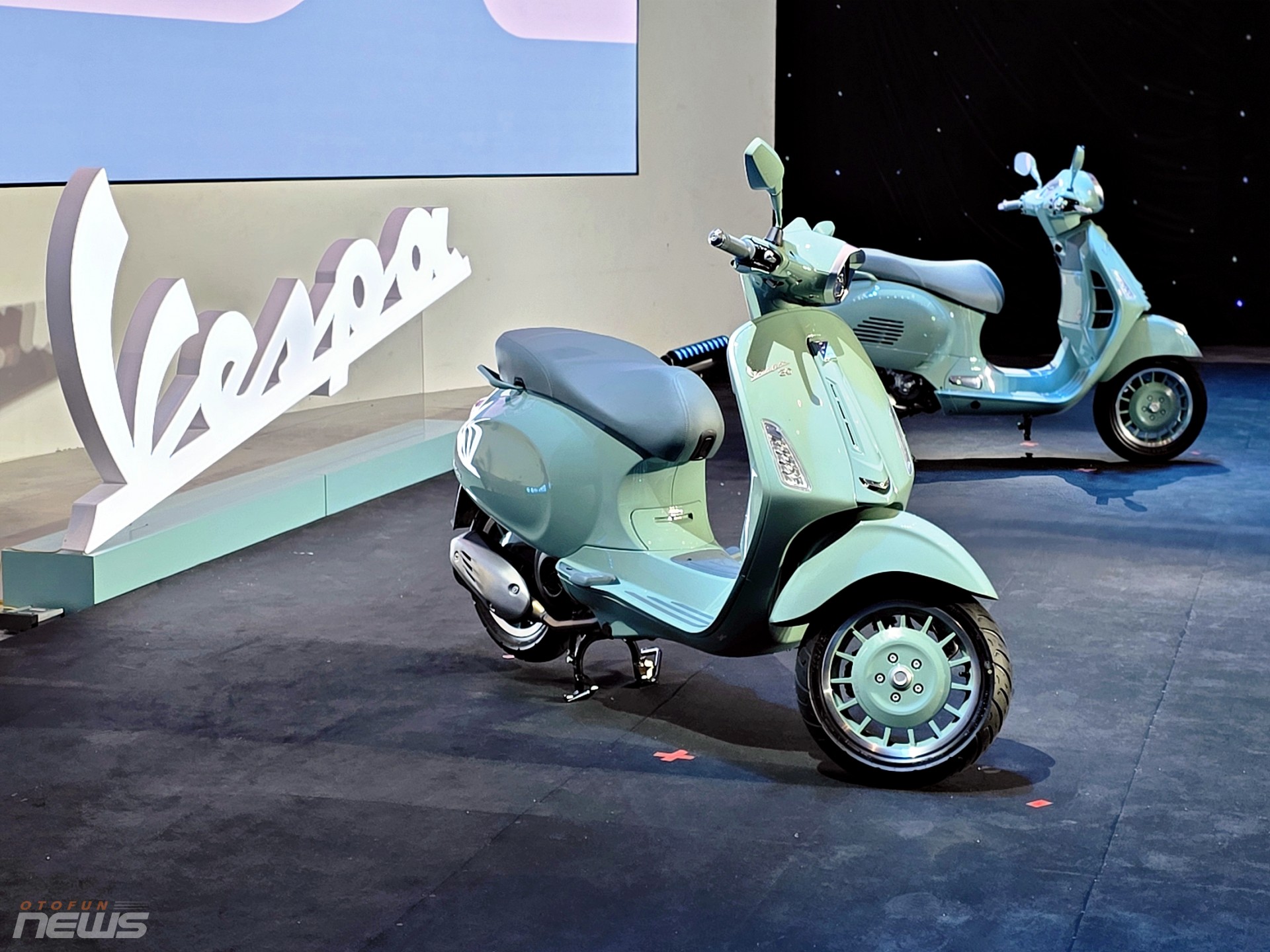 Bộ sưu tập Vespa 80 năm ra mắt, thêm bản Sprint 180 mới