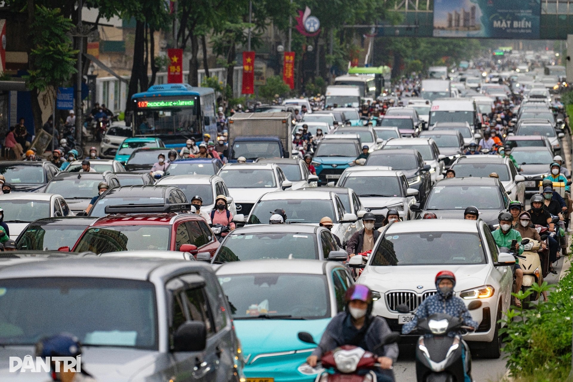Giao thông hỗn loạn ngày đầu phân luồng nút La Thành - Nguyễn Chí Thanh