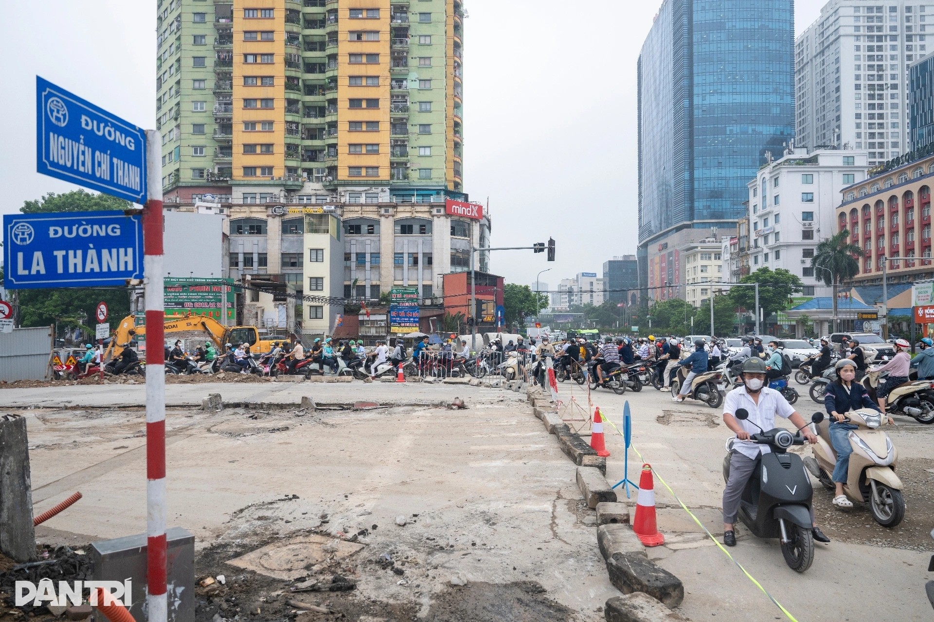Giao thông hỗn loạn ngày đầu phân luồng nút La Thành - Nguyễn Chí Thanh