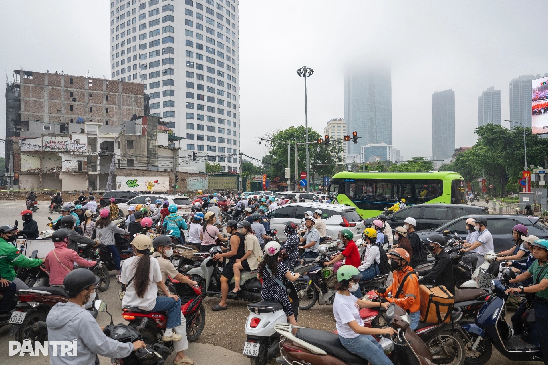 Giao thông hỗn loạn ngày đầu phân luồng nút La Thành - Nguyễn Chí Thanh
