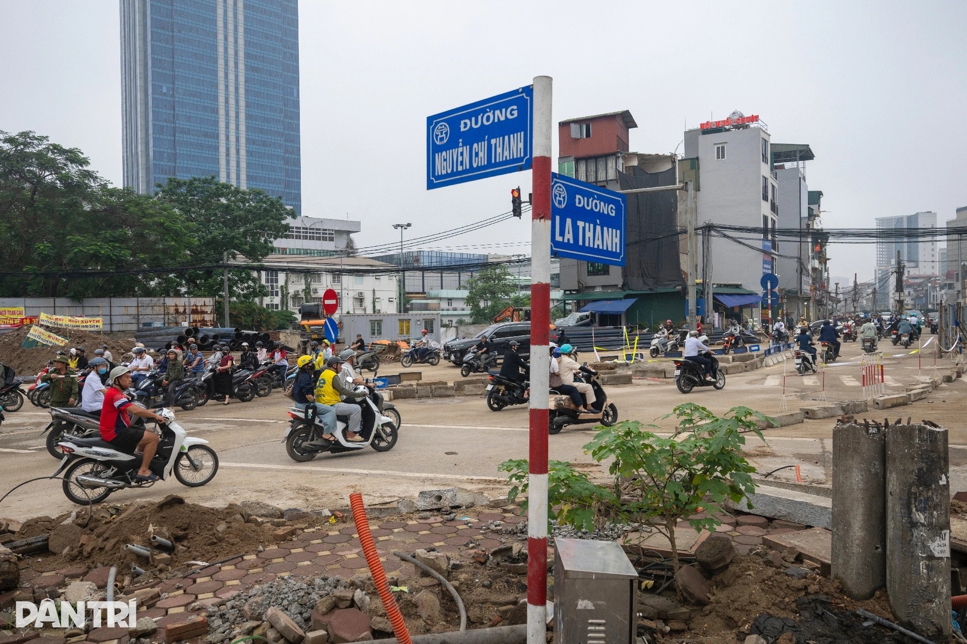 Giao thông hỗn loạn ngày đầu phân luồng nút La Thành - Nguyễn Chí Thanh