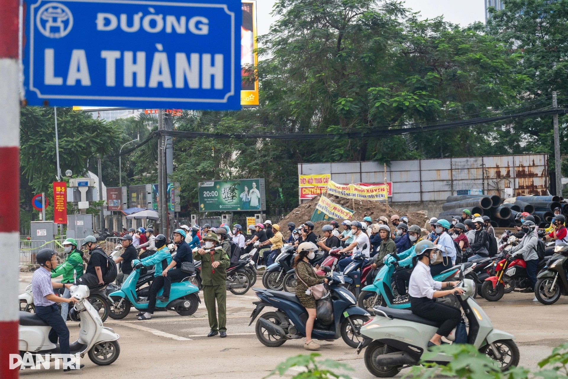 Giao thông hỗn loạn ngày đầu phân luồng nút La Thành - Nguyễn Chí Thanh