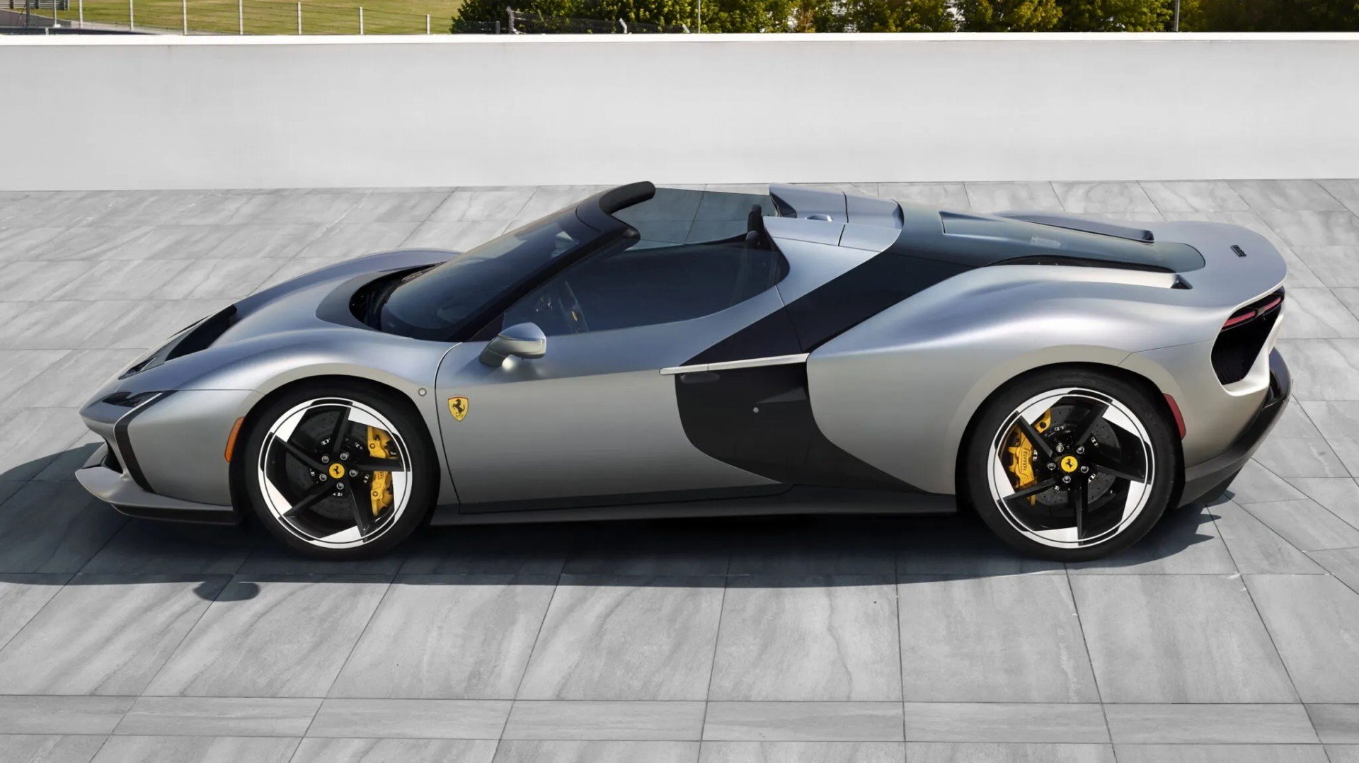 Phía bên của Ferrari HC25