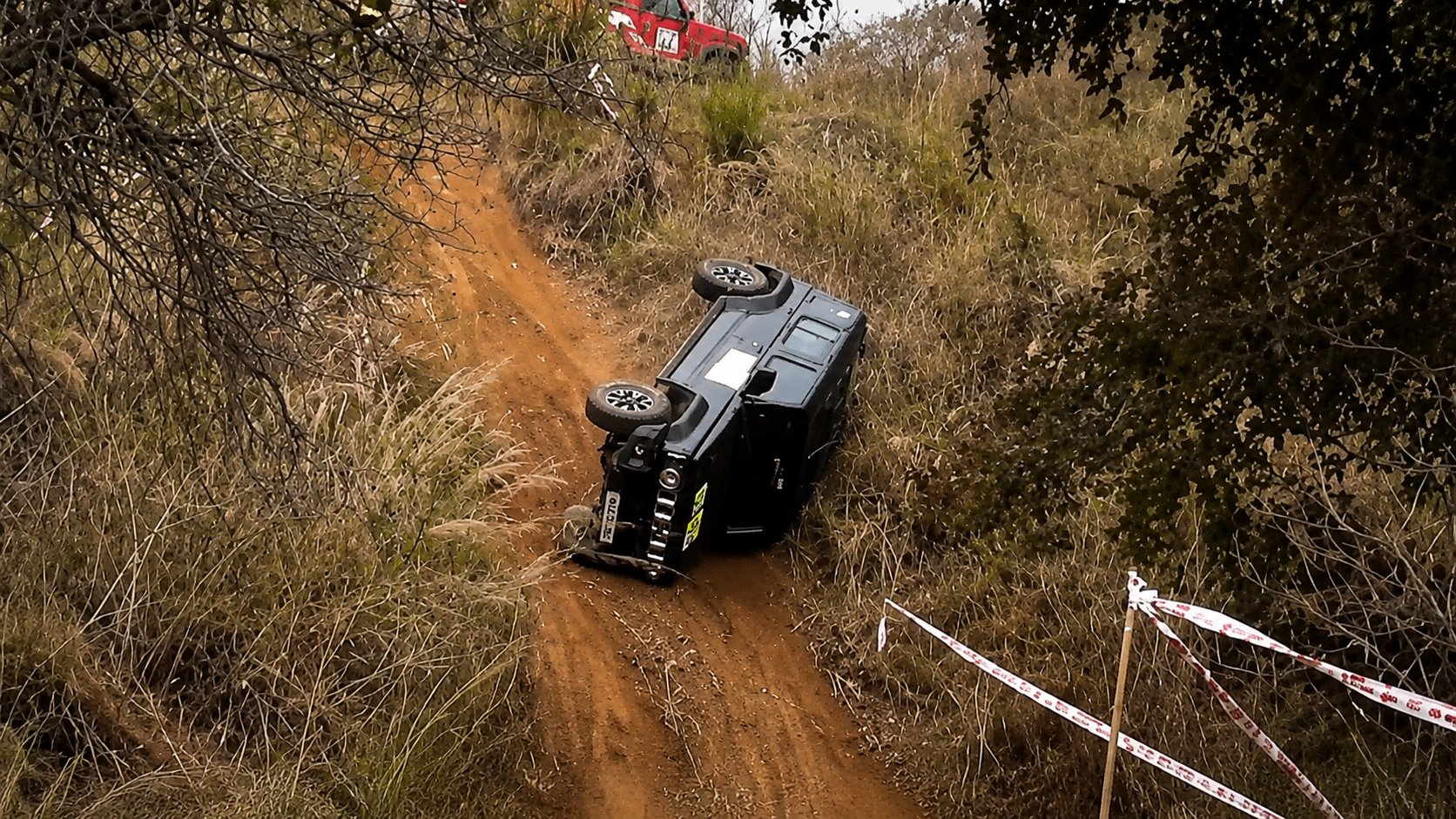 Suzuki Jimny lật ba vòng trong giải off road, tài xế vẫn tự lái xe ra ngoài
