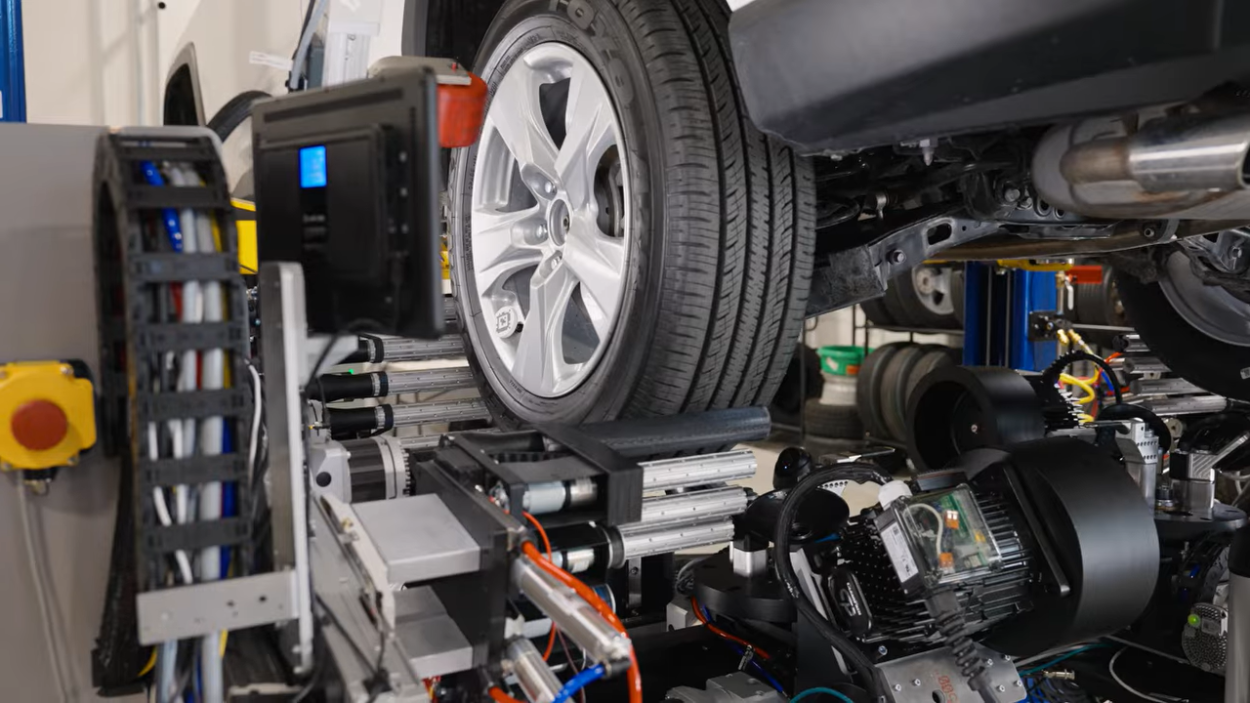 Đây là hệ thống robot AI tự động thay lốp ô tô mà không cần tháo bánh xe SmartBay được giới thiệu là hệ thống robot AI có thể tự động thay lốp xe ô tô trong garage bảo dưỡng