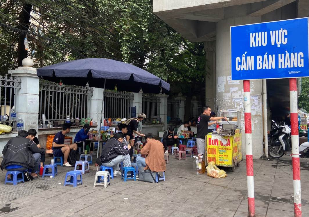 Đề xuất tăng mức phạt gấp đôi với hành vi lấn chiếm vỉa hè, lòng đường tại Hà Nội
