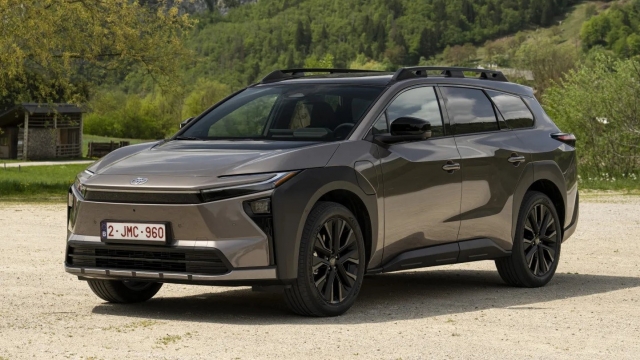 Toyota bZ4X Touring ra mắt: SUV mạnh nhất của hãng xe Nhật ngoài dòng GR, chạy tối đa 591 km
