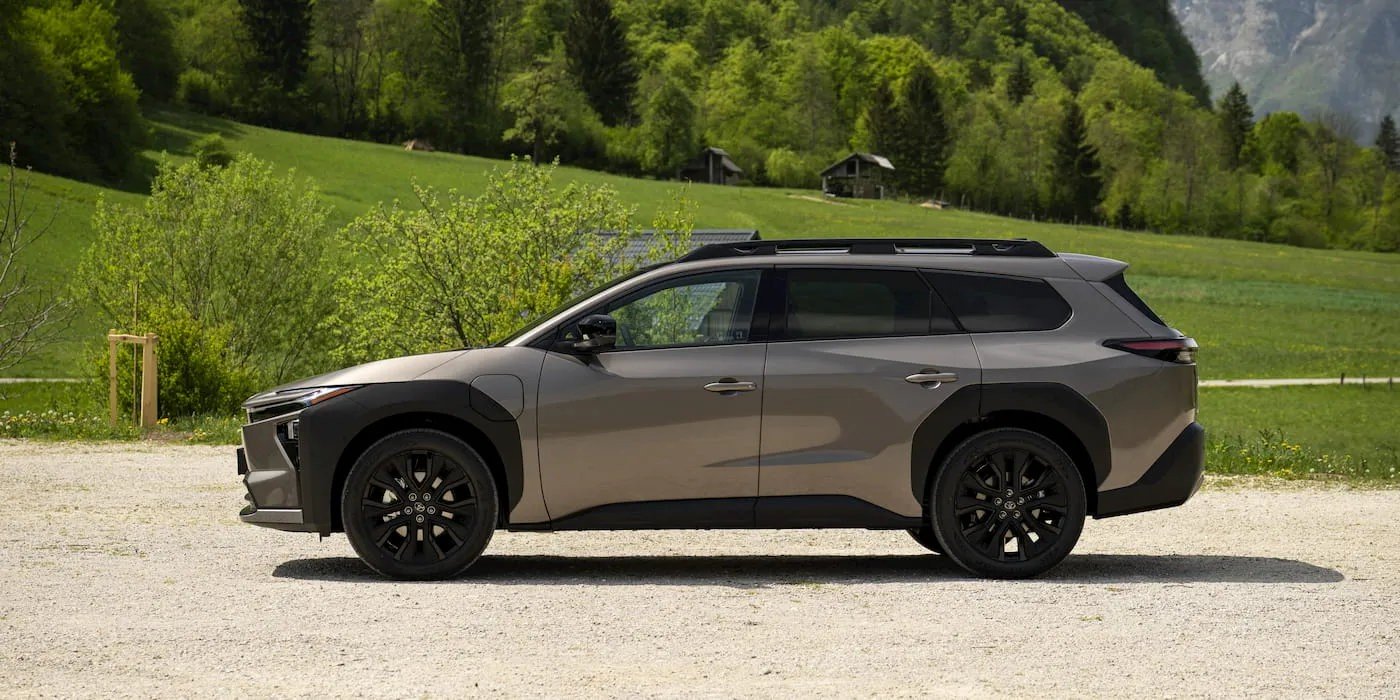 Phía bên của Toyota bZ4X Touring