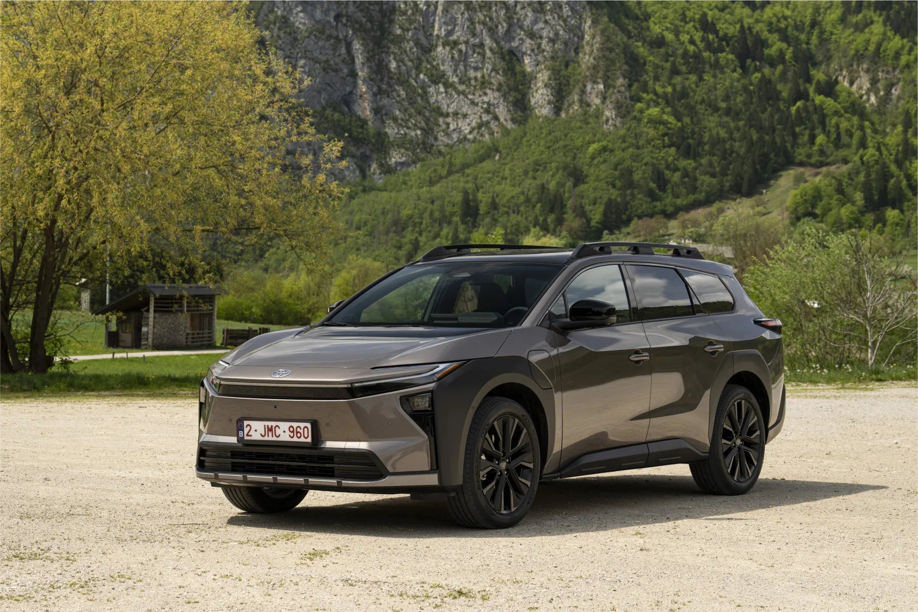 Phía trước của Toyota bZ4X Touring