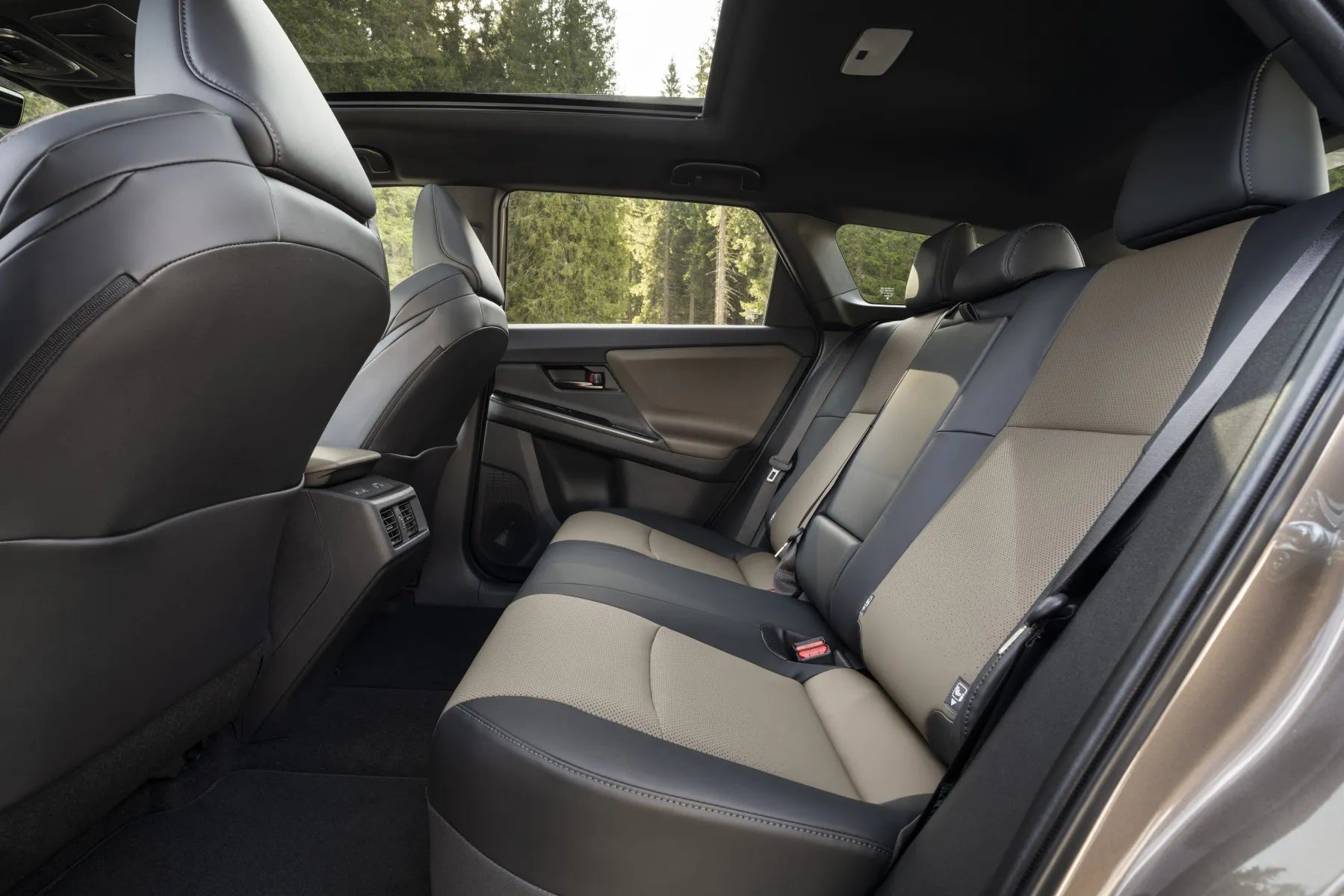 Hàng ghế sau của Toyota bZ4X Touring