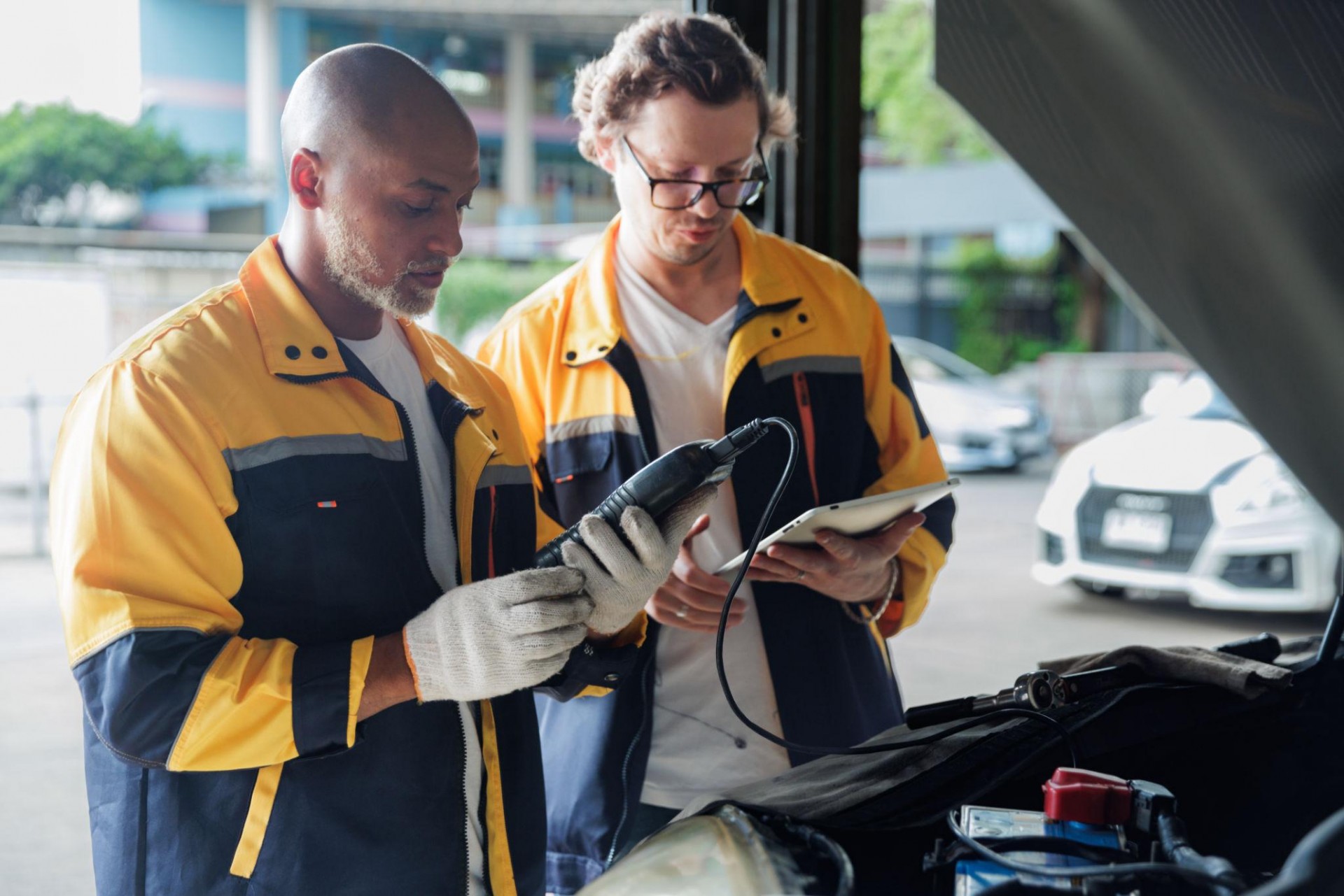 Vì sao có ô tô đổ xăng E10 thì hiện đèn “Check Engine”?