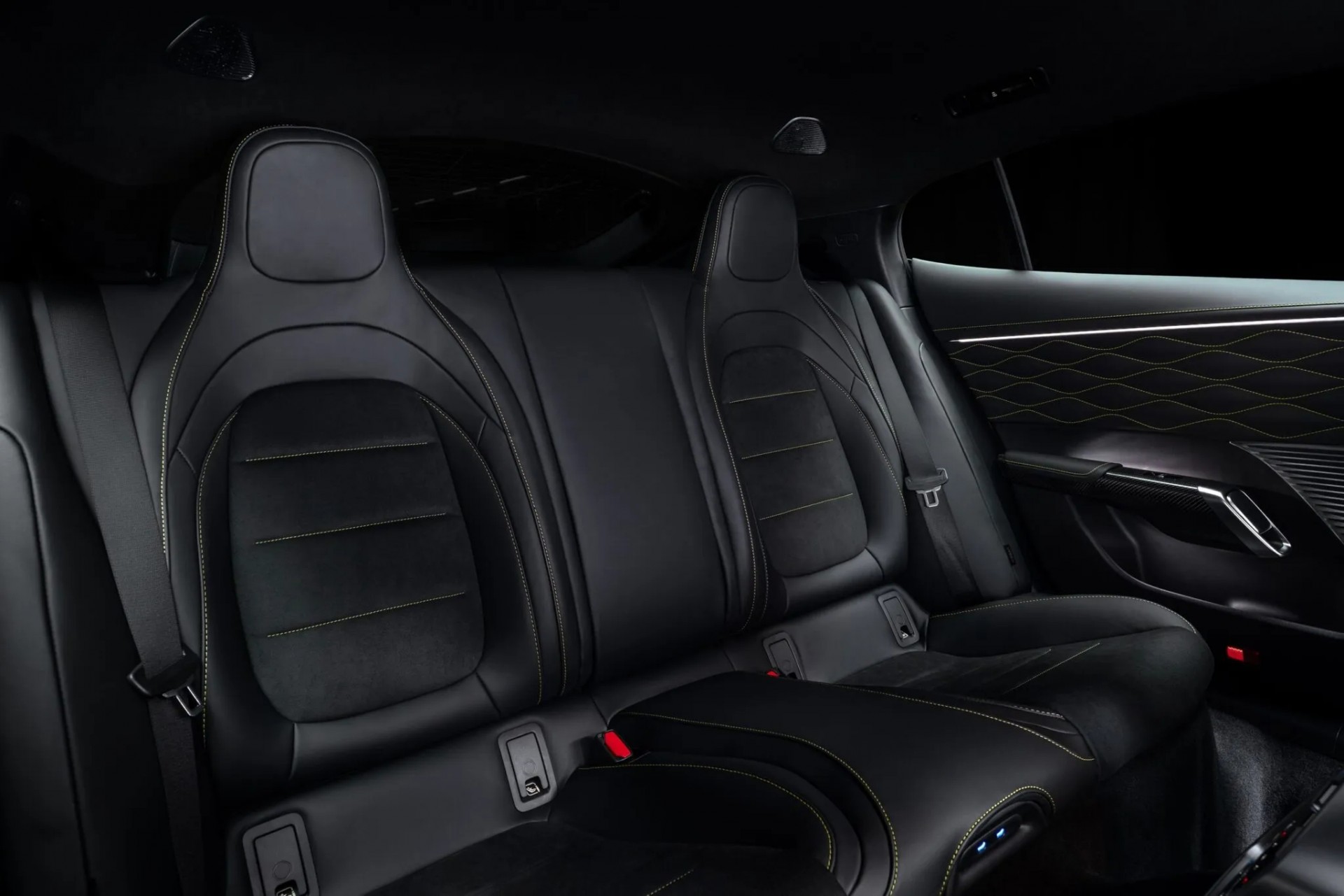 Siêu sedan điện Mercedes-AMG GT 2027 ra mắt với công suất 1.153 mã lực, 0-100 km/h trong 2,1 giây Hàng ghế sau của Mercedes-AMG GT 2027