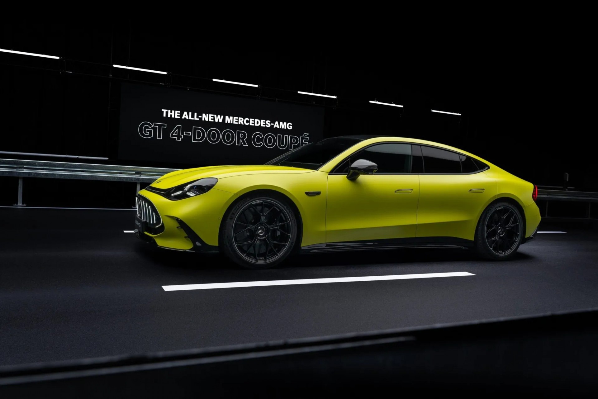 Siêu sedan điện Mercedes-AMG GT 2027 ra mắt với công suất 1.153 mã lực, 0-100 km/h trong 2,1 giây Phía bên của Mercedes-AMG GT 2027
