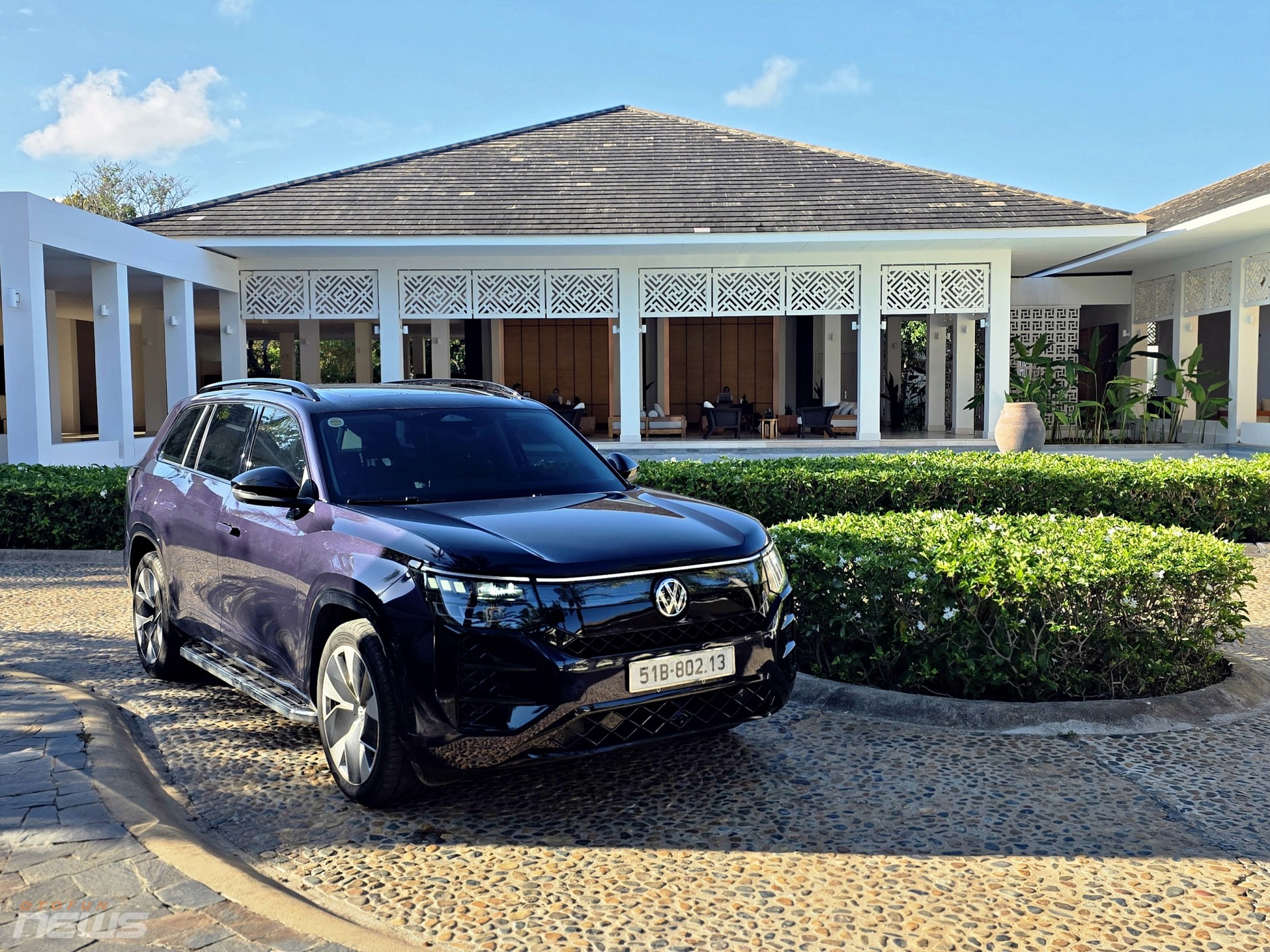Ấn tượng đầu tiên về Teramont Pro Max là kích thước lớn. Xe có dáng SUV bề thế, thân xe dài, phần đầu rộng và tổng thể tạo cảm giác chắc chắn. Thiết kế ngoại thất không đi theo hướng quá cầu kỳ, mà thiên về sự vuông vức, thực dụng.