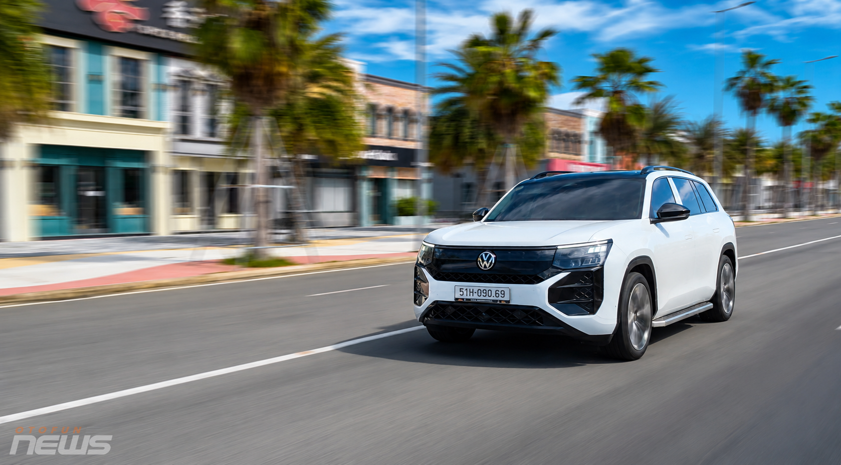 Điều này quan trọng với một mẫu SUV cỡ lớn. Người mua xe gia đình không chỉ dùng xe để đi xa vào cuối tuần, mà còn phải sử dụng trong phố, đi làm, đưa đón người thân hoặc ra vào bãi đỗ hằng ngày. Ở điểm này, Teramont Pro Max không tạo cảm giác quá nặng nề. Xe vẫn lớn, nhưng các thao tác điều khiển được làm nhẹ và dễ kiểm soát.
