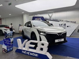 Xem VinFast VF 8 thế hệ mới trưng bày tại đại lý