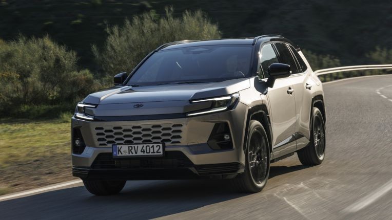 Toyota giảm sản lượng 83.000 xe xuất khẩu, RAV4 và Hilux bị ảnh hưởng