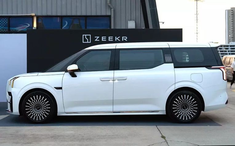 MPV điện Zeekr 009 nhận cọc: Giá 4,2 tỷ, ngang Toyota Alphard - có gì để thuyết phục khách Việt?
