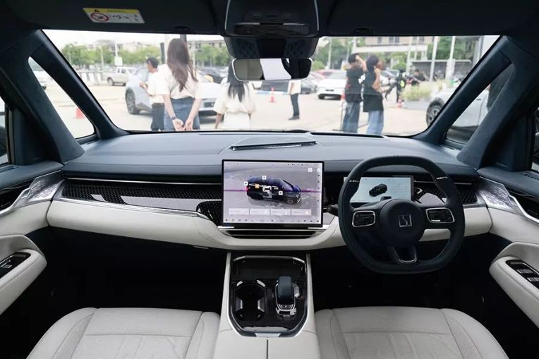 MPV điện Zeekr 009 nhận cọc: Giá 4,2 tỷ, ngang Toyota Alphard - có gì để thuyết phục khách Việt?