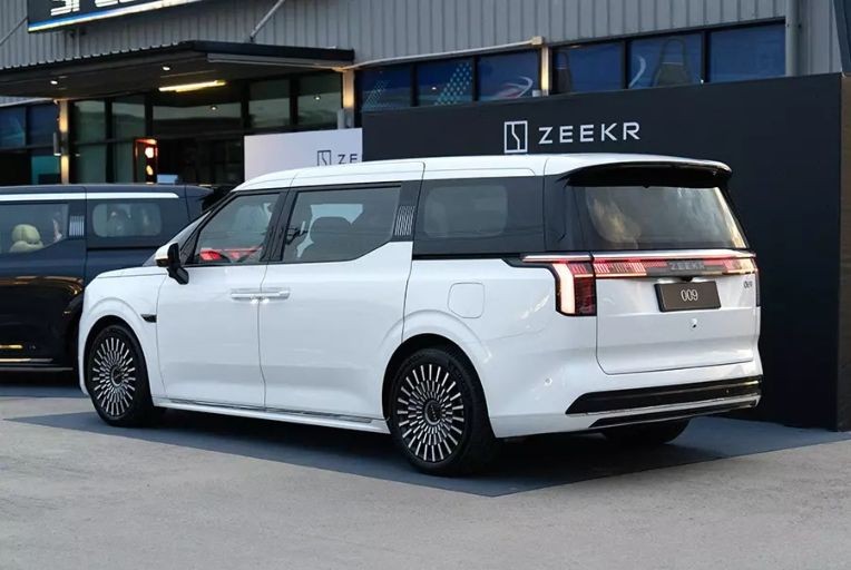 MPV điện Zeekr 009 nhận cọc: Giá 4,2 tỷ, ngang Toyota Alphard - có gì để thuyết phục khách Việt?