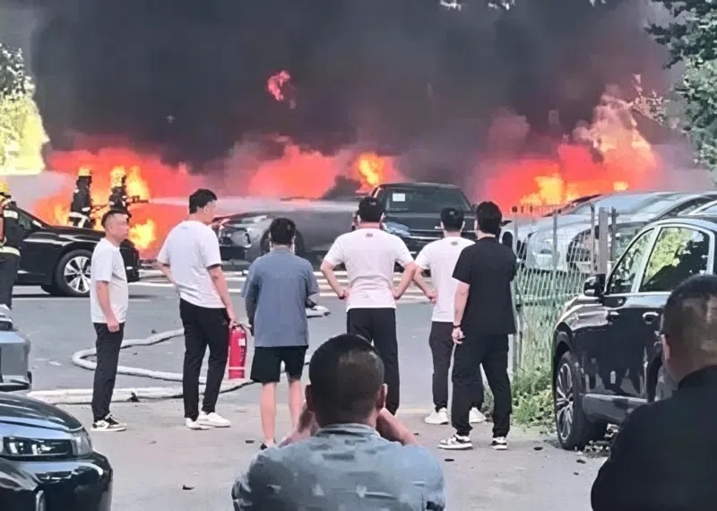 Đốt bông cây dương để dọn vệ sinh, cụ ông 74 tuổi vô ý gây cháy 20 xe điện tại bãi đỗ