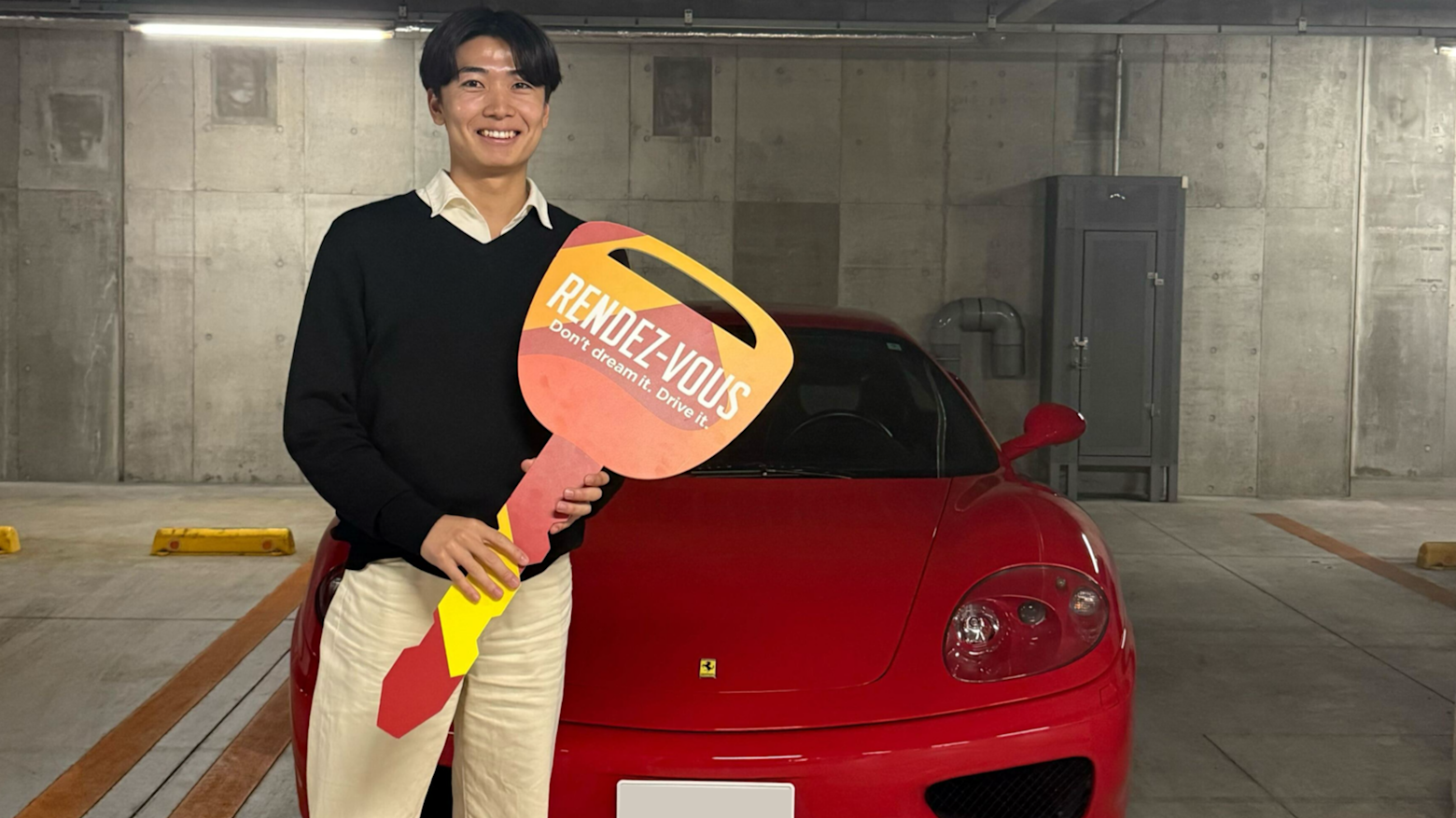 Hình ảnh Kanji Hiraiwa, 24 tuổi, và chiếc siêu xe Ferrari 360 Modena đã qua sử dụng