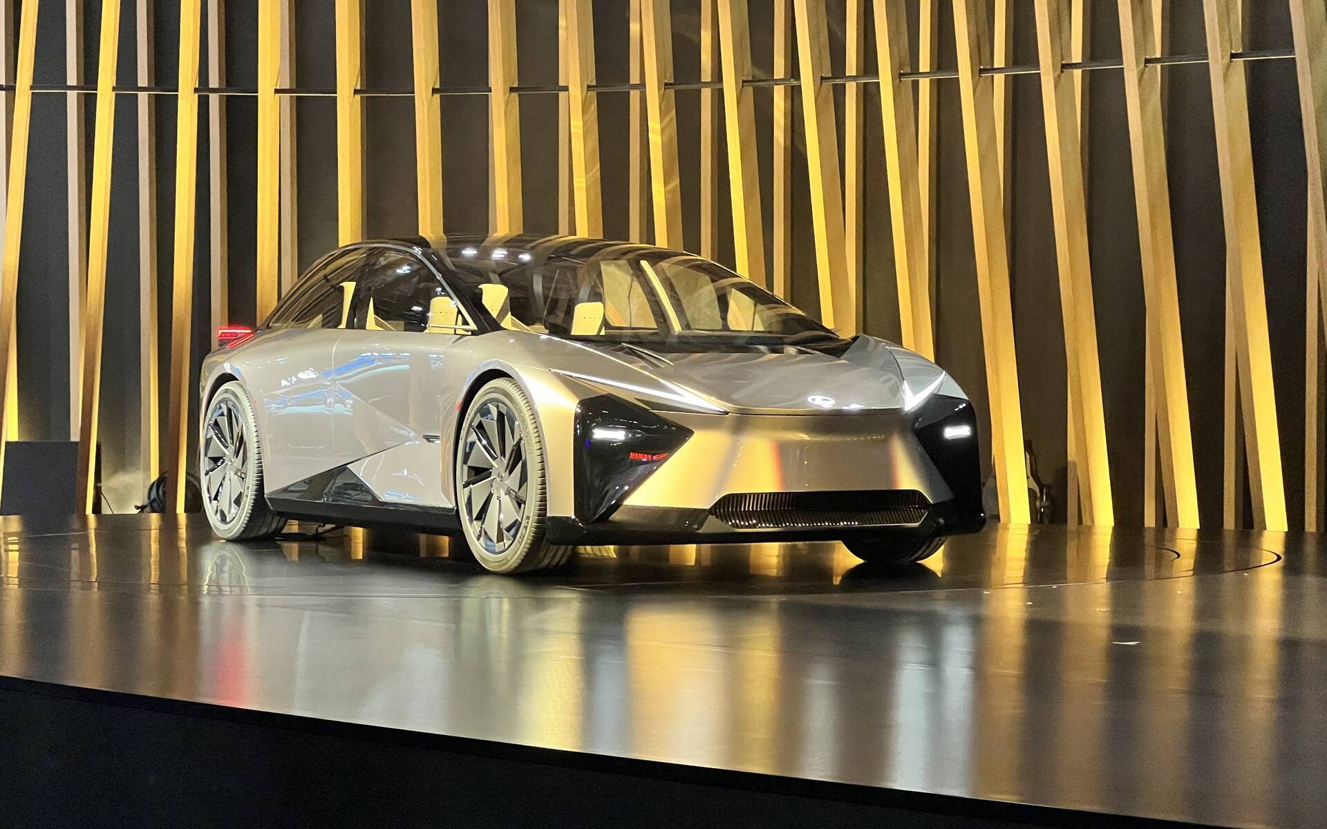 Lexus hủy sedan điện kế nhiệm IS, dấu hiệu thị trường xe điện hạng sang đang đổi nhịp