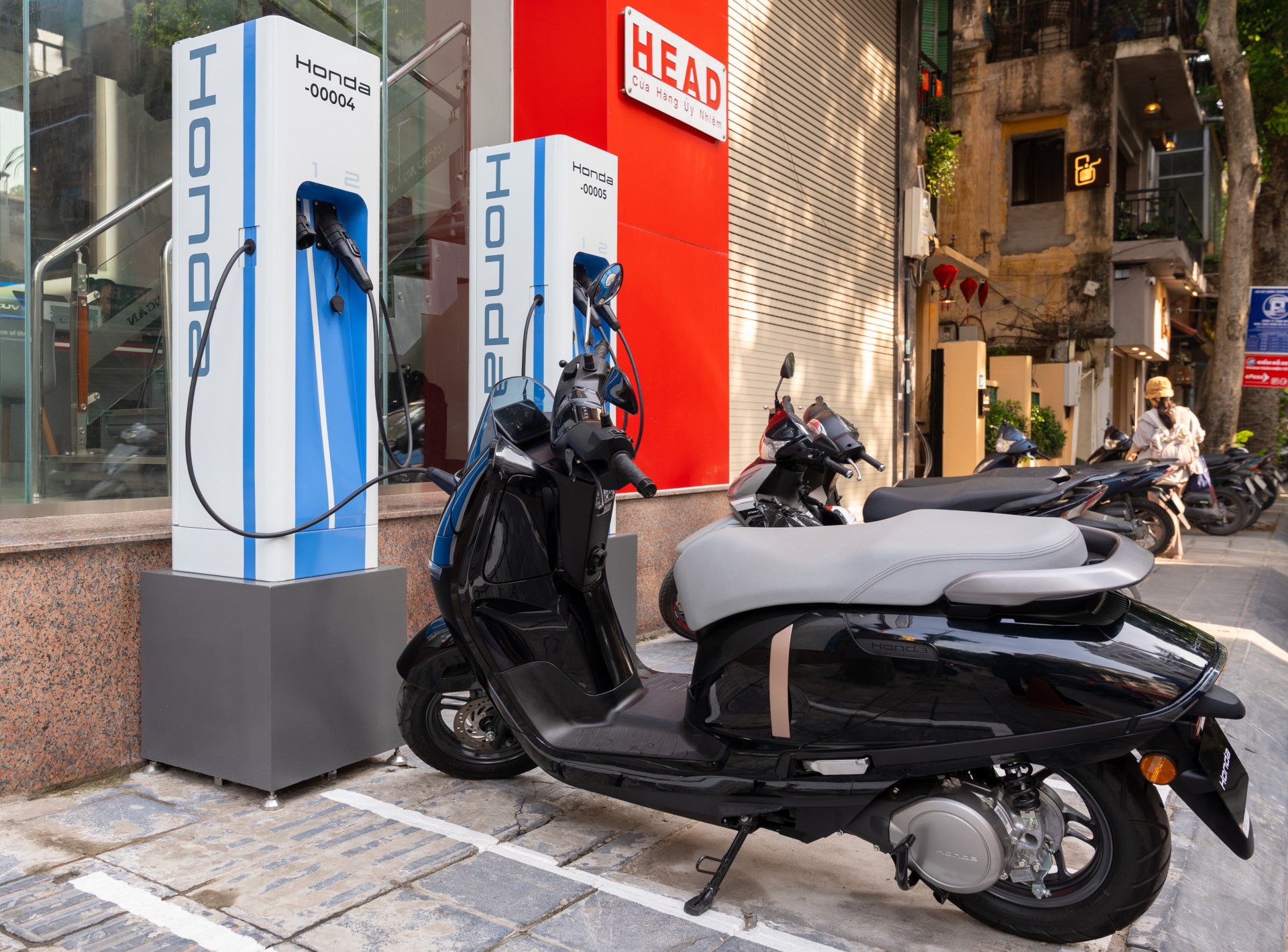 Honda Việt Nam chơi lớn: Ra mắt UC3 và CUV e: kèm trạm đổi pin, có gì để cạnh tranh?