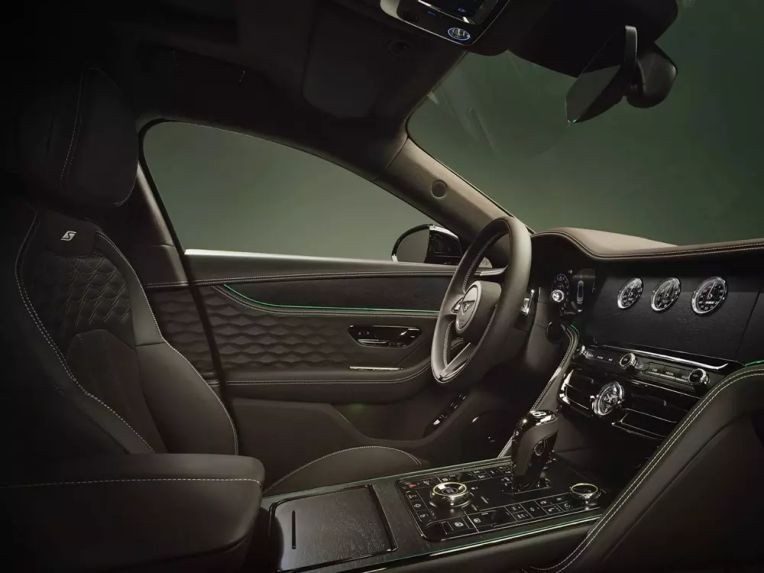 Bentley Flying Spur 2026 đổi thiết kế, dùng động cơ hybrid V8