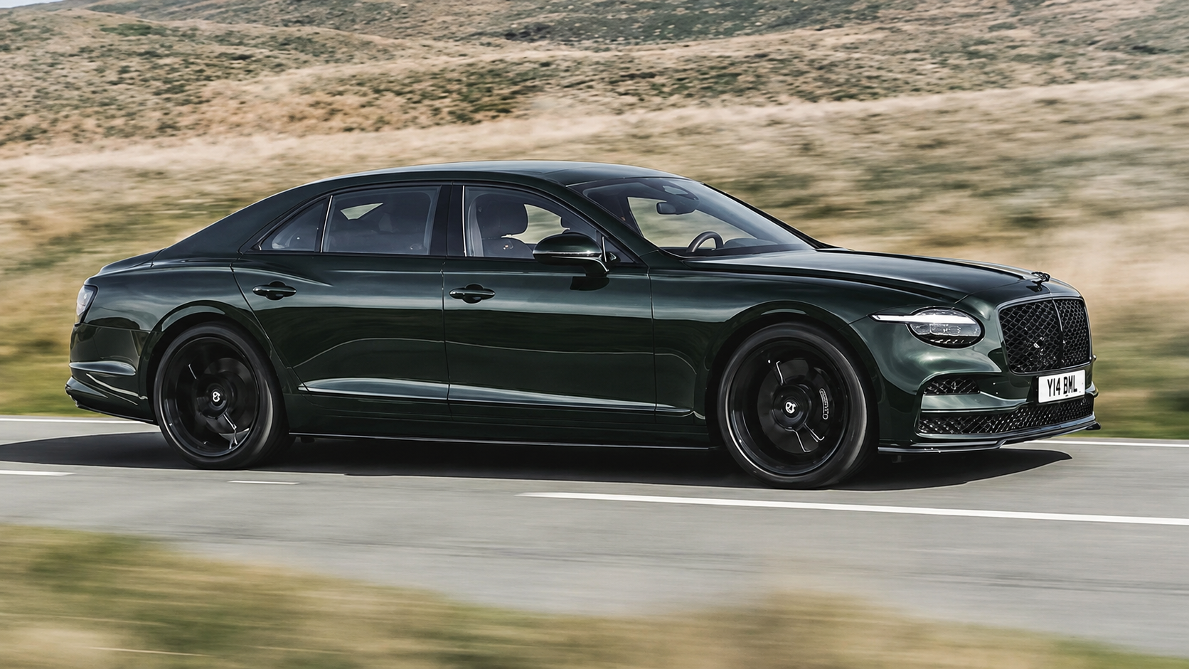 Bentley Flying Spur 2026 đổi thiết kế, dùng động cơ hybrid V8