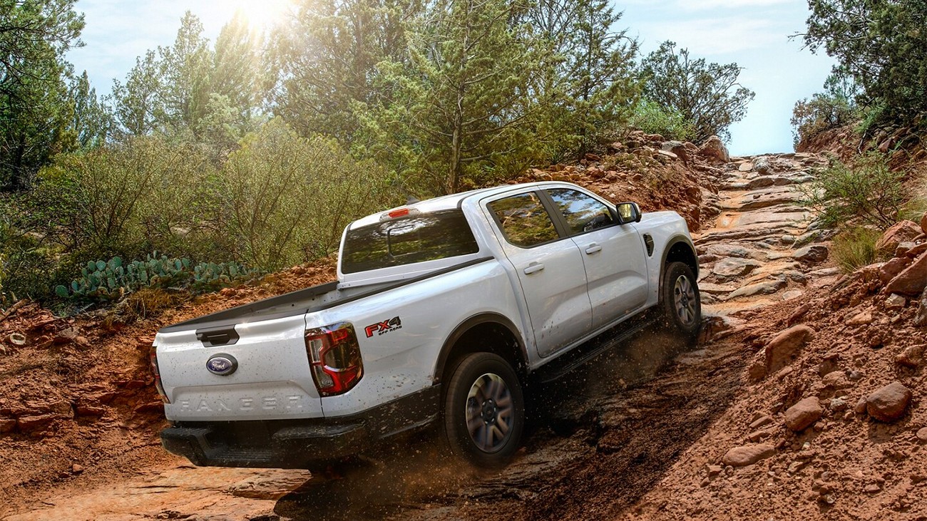 AWD và 4WD là những hệ dẫn động thường xuất hiện trên những mẫu xe gầm cao với khả năng đi địa hình