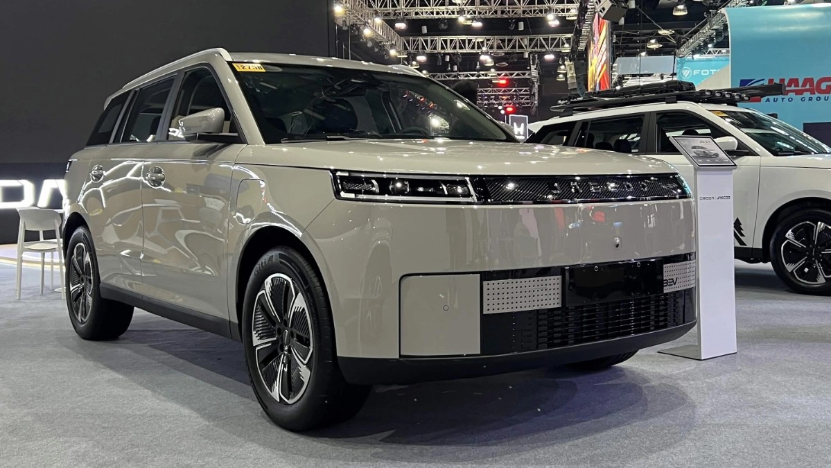 Jaecoo J5 EV bắt đầu nhận đặt hàng ở thị trường láng giềng Việt Nam, giá từ 598 triệu đồng Jaecoo J5 EV được trưng bày tại Triển lãm Ô tô Quốc tế Philippines 2026 (Ảnh: TopGear Philippines)