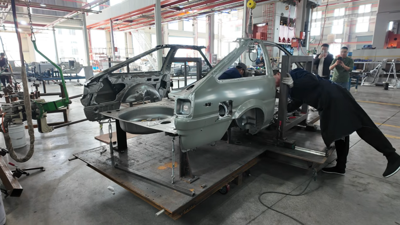 Bên trong công ty Trung Quốc chuyên sản xuất thân vỏ mới cho xe cổ huyền thoại