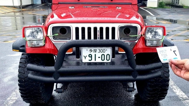 Jeep Wrangler vượt kiểm định Nhật Bản bằng đèn pha gắn hộp giấy