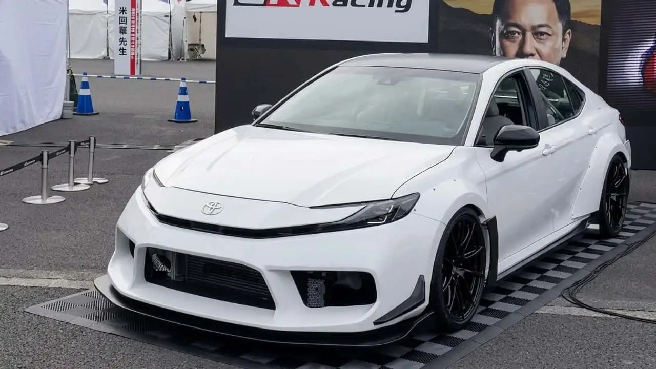 Chiếc Toyota Camry này được trang bị hai động cơ trước sau và mạnh tới 700 mã lực Toyota Gazoo Racing giới thiệu một chiếc Camry trang bị hai động cơ tại chặng đua Fuji 24 Hours thuộc giải Super Taikyu