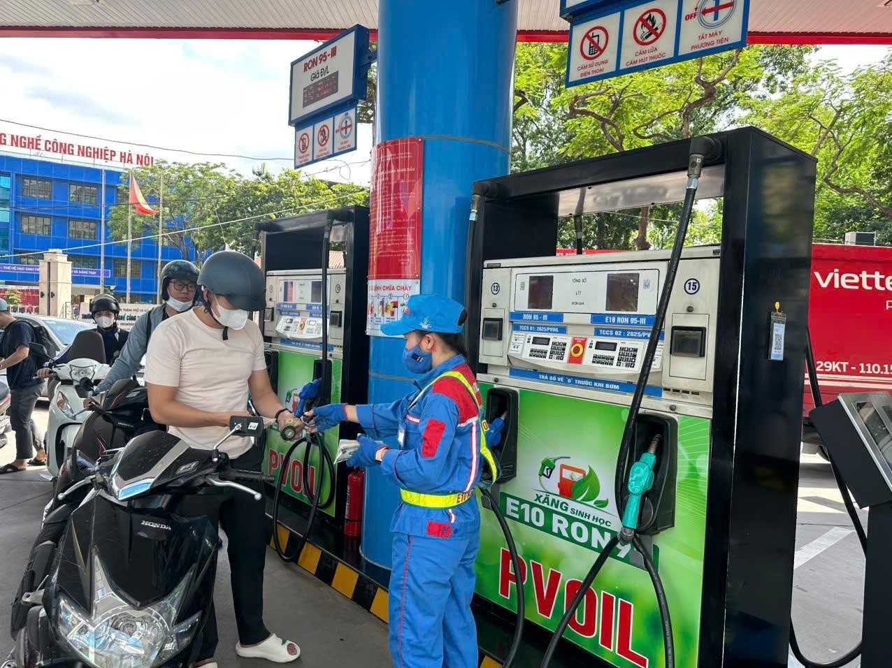 So sánh xăng E5 RON92 và E10 RON95: Nên đổ loại nào? Cùng là xăng sinh học, vậy xăng E5 RON92 và E10 RON95 có khác biệt nhau nhiều không?