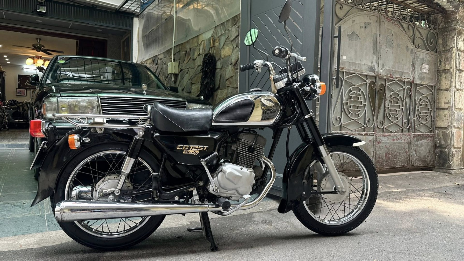 Xe máy cổ Honda CD125T Benly hơn 40 năm tuổi giá 275 triệu, đắt ngang SH 350i Xe máy cổ Honda CD125T Benly hơn 40 năm tuổi giá 275 triệu, đắt ngang SH 350i