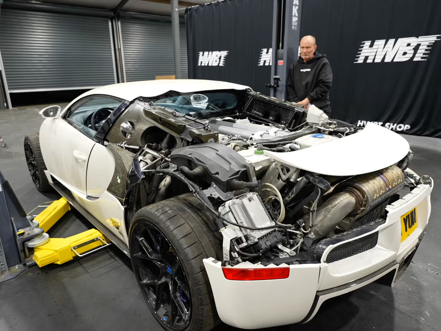Tự bảo dưỡng Bugatti Veyron, chủ xe bất ngờ với khoản chi tiết kiệm khổng lồ