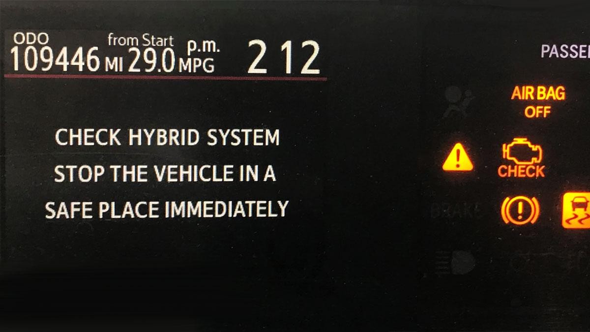  Cảnh báo "Check Hybrid System" trên bảng đồng hồ có thể xuất hiện khi hệ thống hybrid phát hiện lỗi liên quan đến pin cao áp hoặc các thành phần điện áp cao khác
