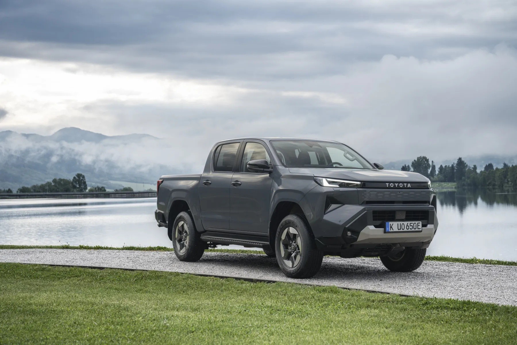 Bán tải điện Toyota Hilux BEV công bố giá bán, dao động từ 1,2 - 1,7 tỷ đồng tùy thị trường Phía trước của Toyota Hilux BEV 2026