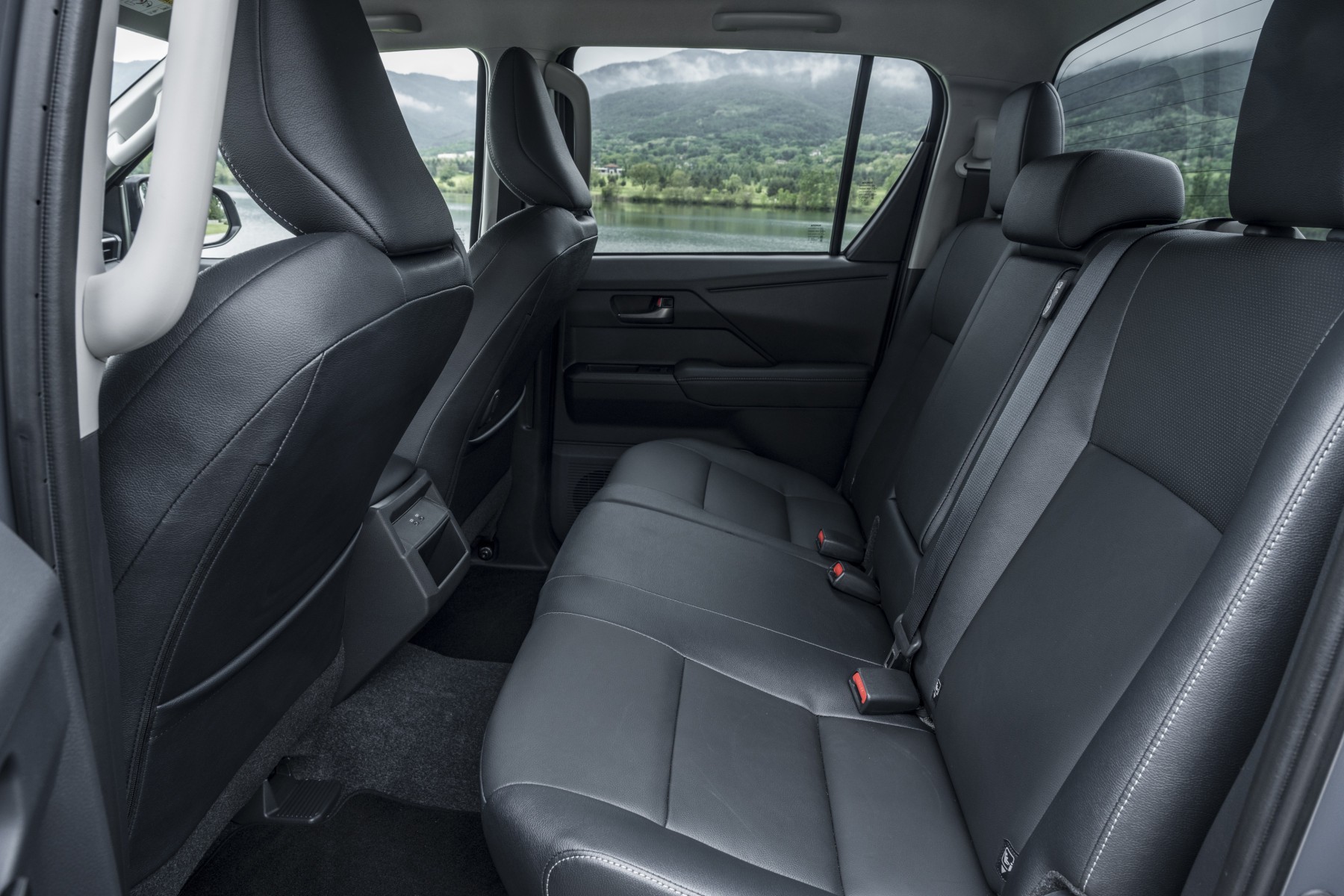 Bán tải điện Toyota Hilux BEV công bố giá bán, dao động từ 1,2 - 1,7 tỷ đồng tùy thị trường Hàng ghế sau của Toyota Hilux BEV 2026