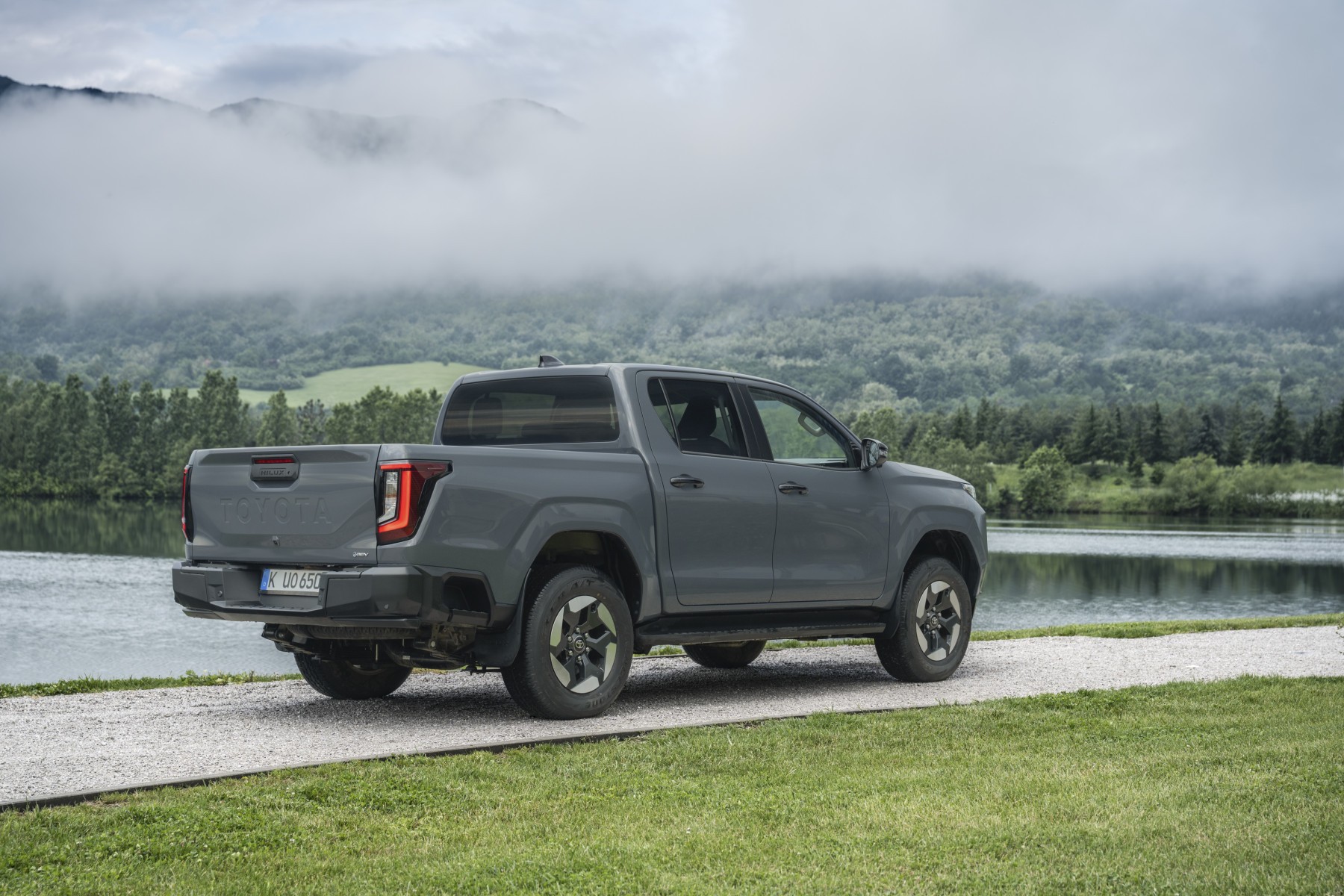 Bán tải điện Toyota Hilux BEV công bố giá bán, dao động từ 1,2 - 1,7 tỷ đồng tùy thị trường Phía sau của Toyota Hilux BEV 2026