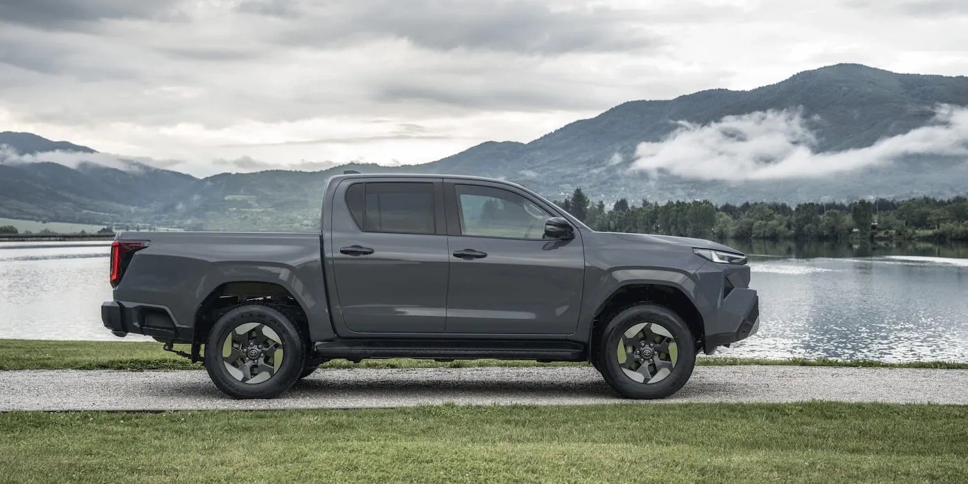 Bán tải điện Toyota Hilux BEV công bố giá bán, dao động từ 1,2 - 1,7 tỷ đồng tùy thị trường Phía bên của Toyota Hilux BEV 2026