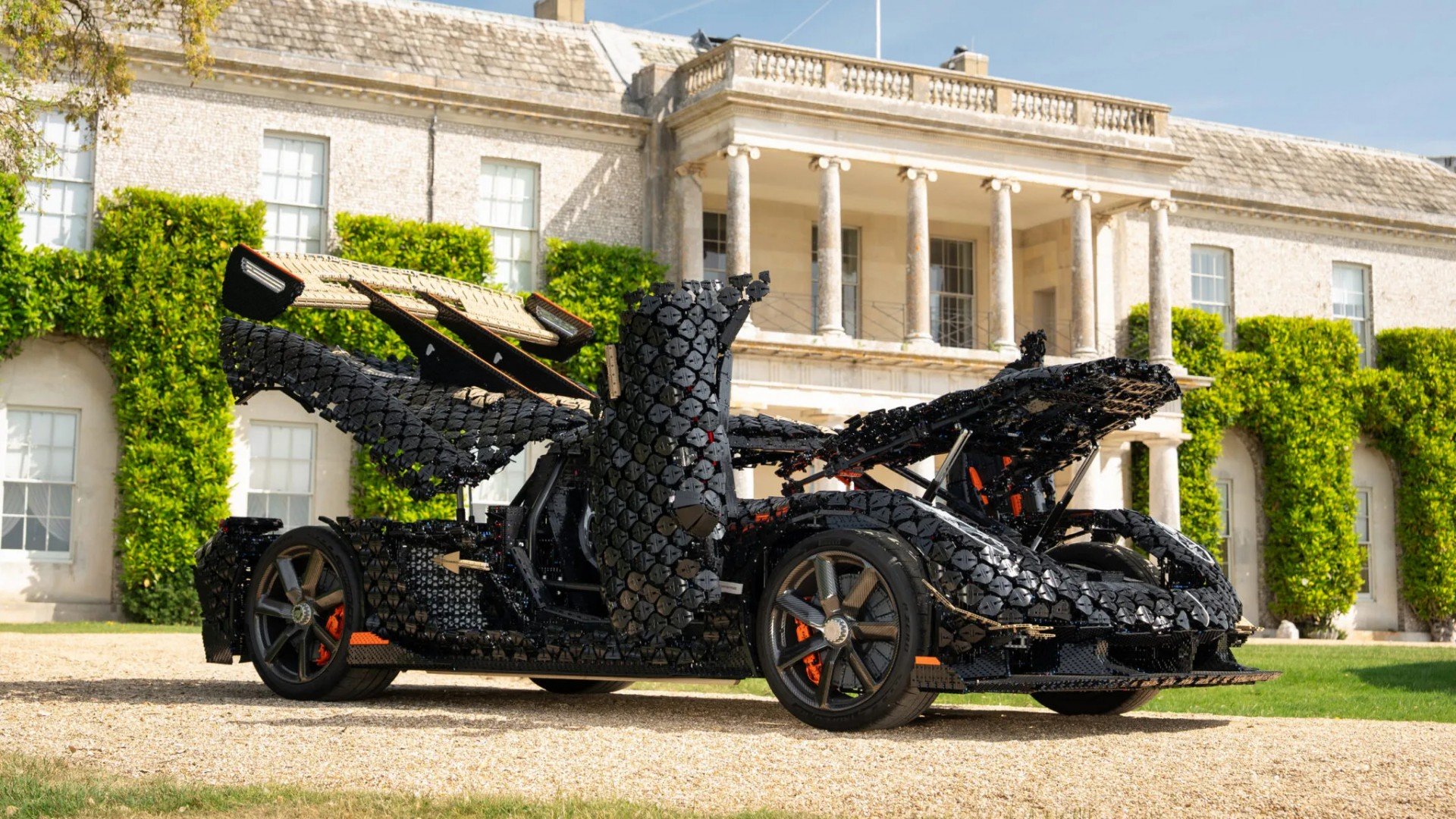 LEGO chế tạo siêu xe Koenigsegg Sadair's Spear kích thước thật, đạt tốc độ 111 km/h
