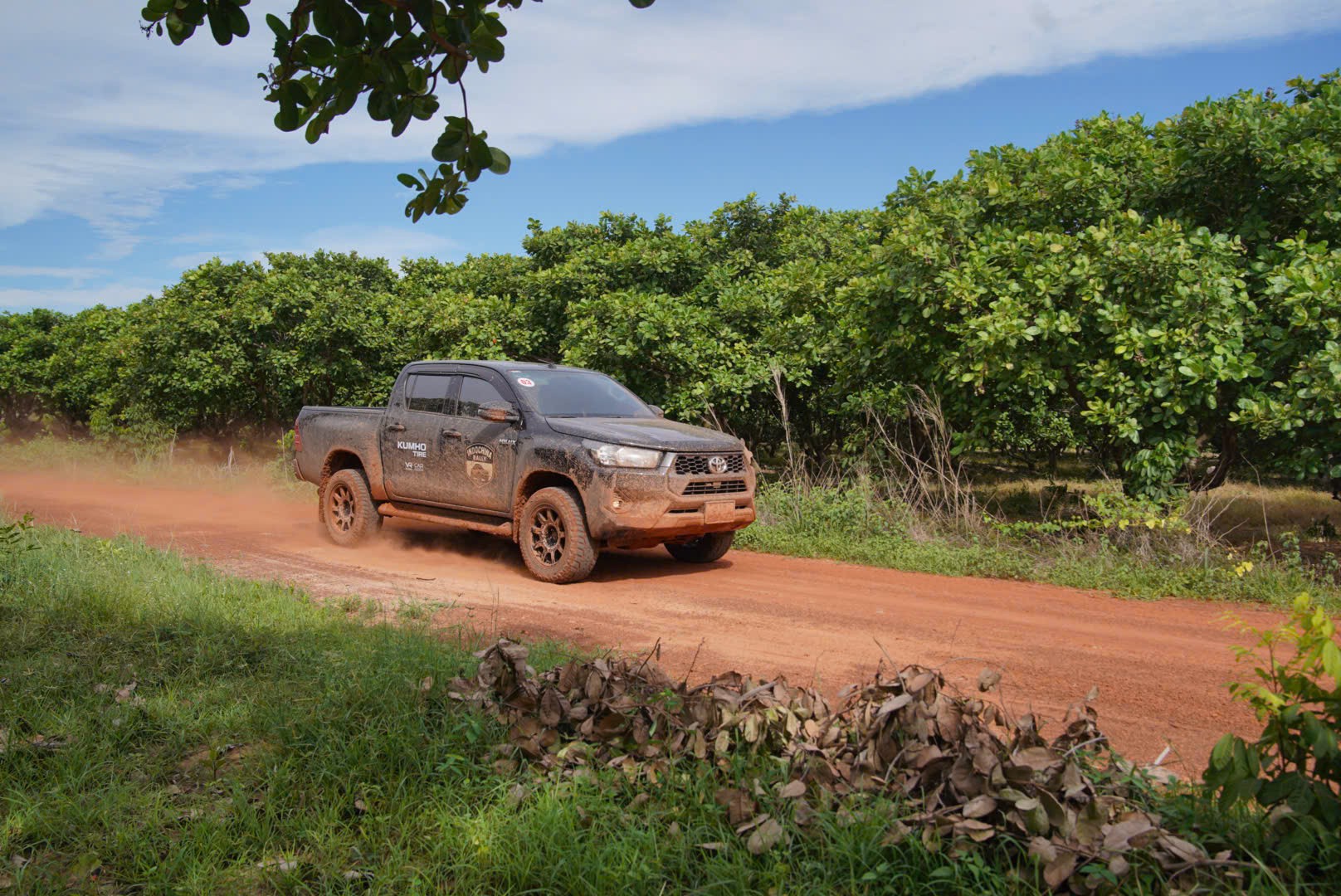 Toyota Hilux tham gia Indochina Rally 2026