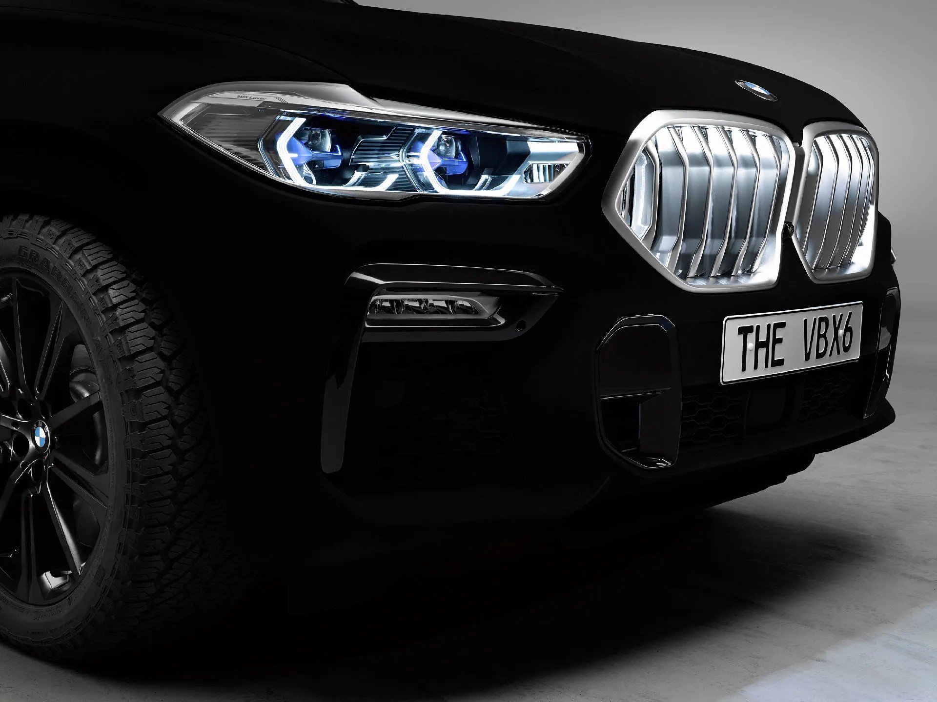 Màu sơn đen Vantablack hấp thụ 99,965% ánh sáng trên mẫu BMW X6 2019